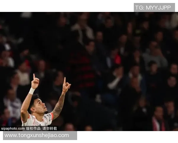 足球明星意外失误瞬间曝光引发热议球迷反应各异